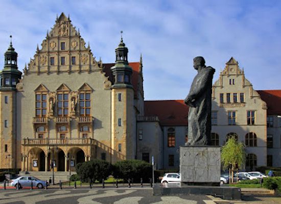poland/greater-poland/landmark/adam-mickiewicz-square