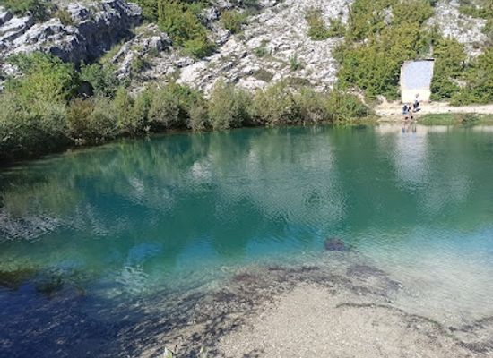croatia/cetina-river-canyon/landmark/izvor-vukovic-manji-izvor-rijeke-cetine