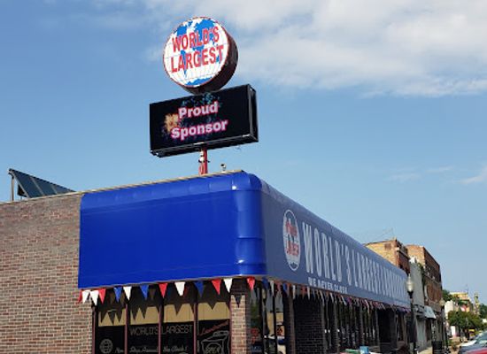 illinois/berwyn/landmark/world-s-largest-laundromat
