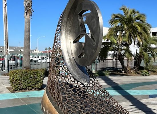 california/oceanside/landmark/last-wave-of-the-day-statue