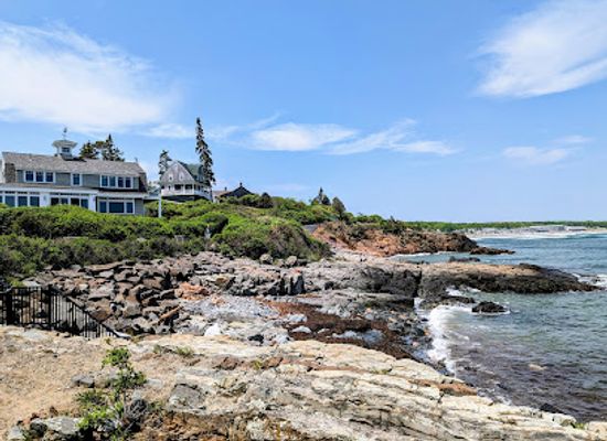 maine/ogunquit/landmark/lobster-point-lighthouse