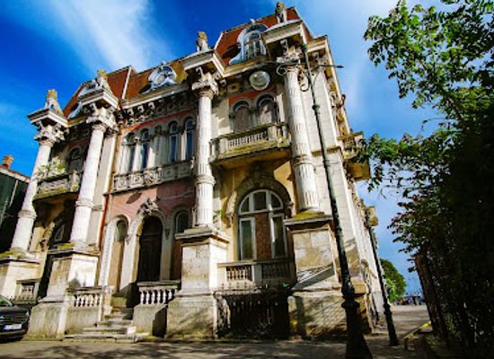 romania/constanta/landmark/house-with-lions