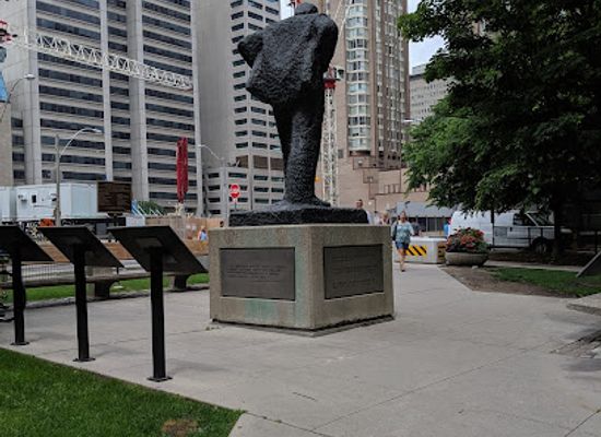 canada/toronto/downtown-toronto/landmark/churchill-memorial