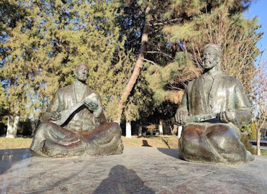 uzbekistan/samarkand-region/landmark/pamyatnik-narodnym-bakhshi-poetam