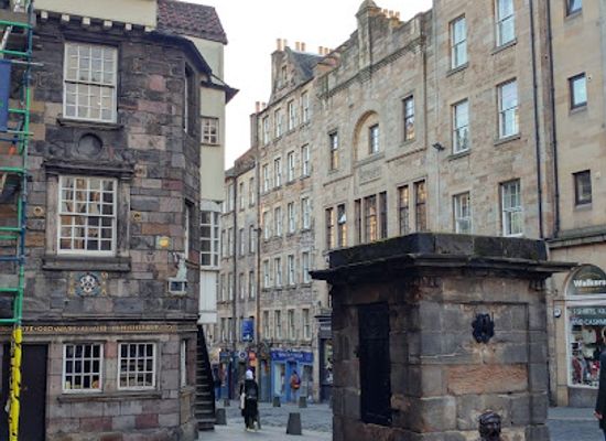 united-kingdom/edinburgh/landmark/wellhead-at-john-knox-house