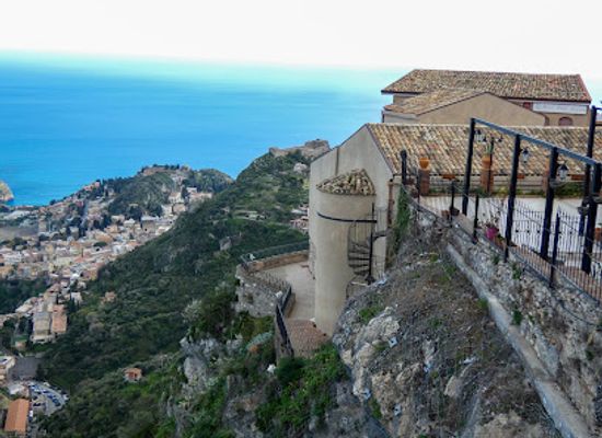 italy/taormina/landmark/secret-ledge-overlooking-taormina
