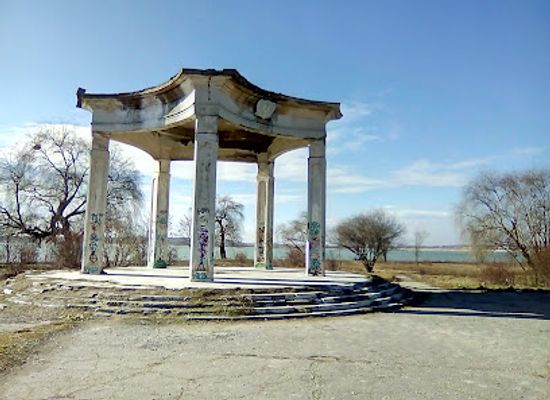 romania/bucharest/landmark/former-monument-island-lake-morii