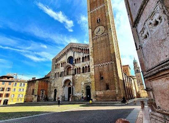 italy/parma/landmark/piazza-duomo