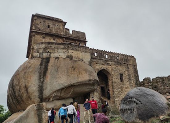 india/central-india/landmark/balancing-rock