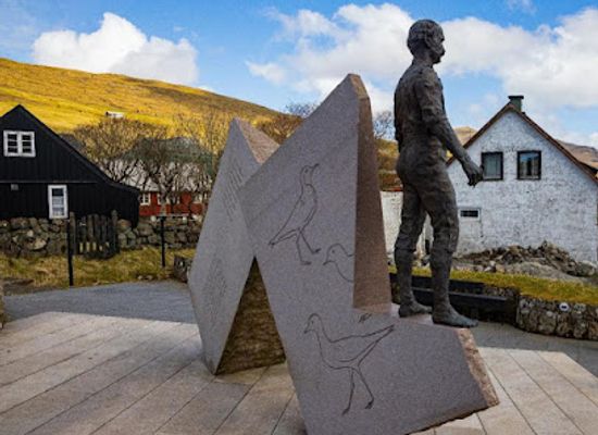 faroe-islands/sorvagur/landmark/standbeeld-mikkjal-a-ryggi