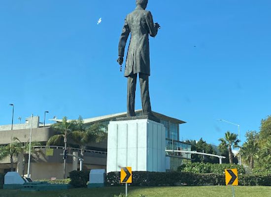 mexico/tijuana/zona-rio/landmark/monument-to-abraham-lincoln