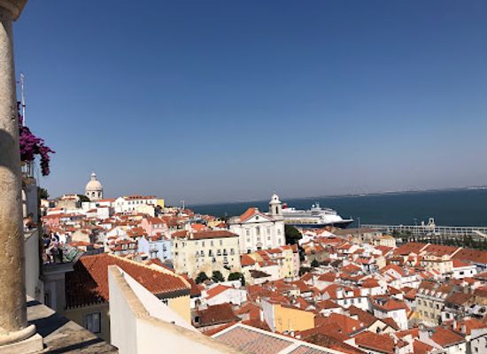 portugal/lisbon/alfama/landmark/old-alfama-square