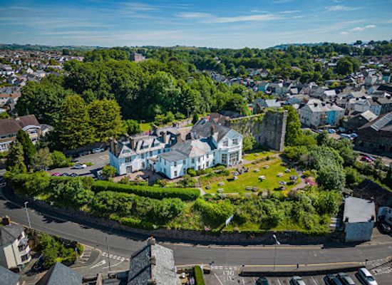 united-kingdom/brecon-beacons-national-park/landmark/the-brecon-castle-hotel