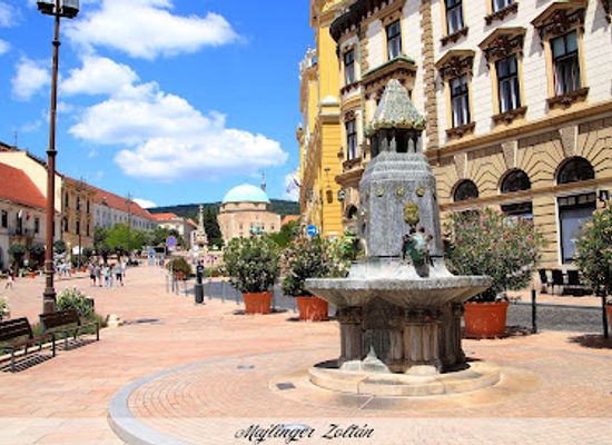 hungary/mecsek/landmark/zsolnay-fountain