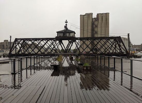 wisconsin/milwaukee/third-ward/landmark/trestle-park