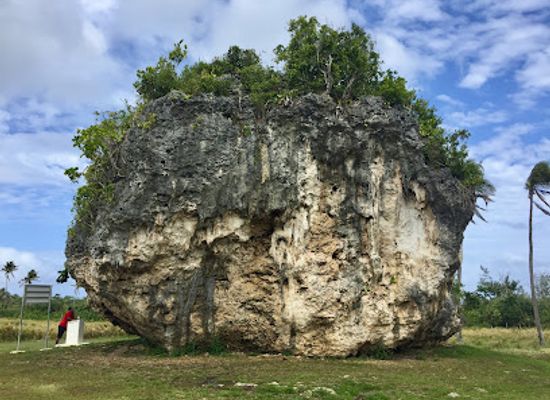 tonga/kolovai/landmark/tsunami-rock