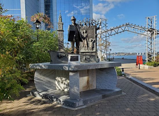canada/maritimes/landmark/the-emigrant-statue