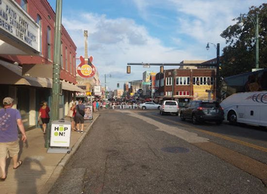 tennessee/memphis-beale-street/landmark/elvis-statue