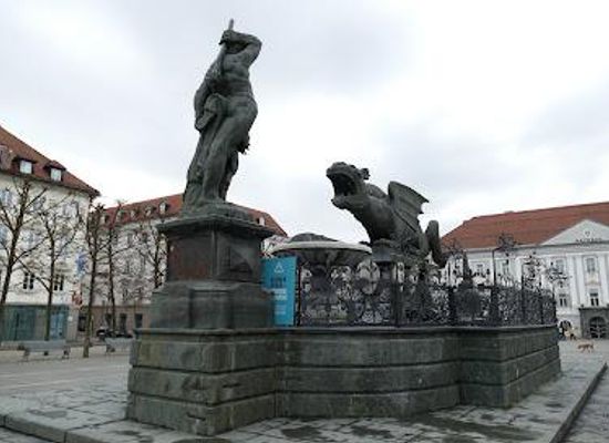 slovenia/upper-carniola/landmark/lindwurmbrunnen