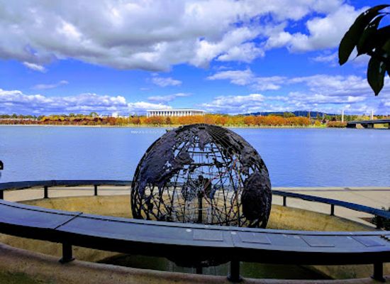 australia/canberra/parliamentary-triangle/landmark/captain-cook-memorial-globe