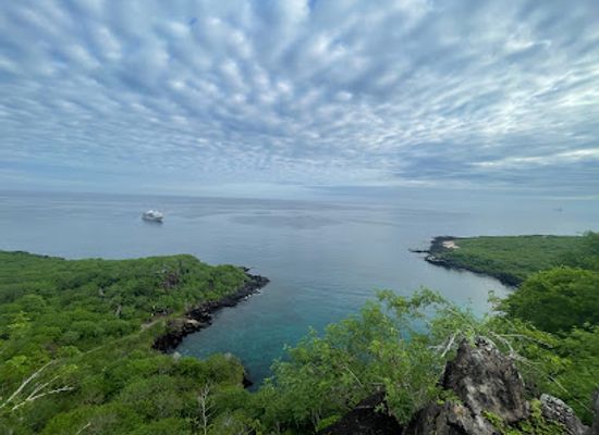 ecuador/puerto-baquerizo-moreno/landmark/playa-tijeretas