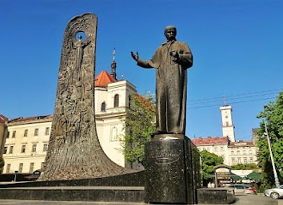 ukraine/lviv/rynok-square/landmark/taras-shevchenko-monument
