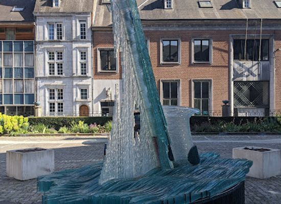 belgium/dinant/landmark/statue-saxophone-water-clock