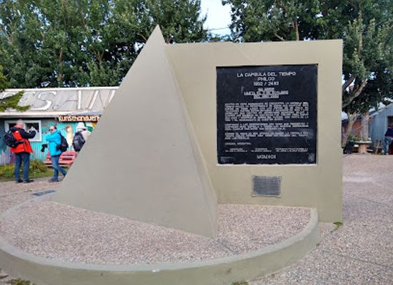 argentina/tierra-del-fuego/landmark/capsula-del-tiempo-philco