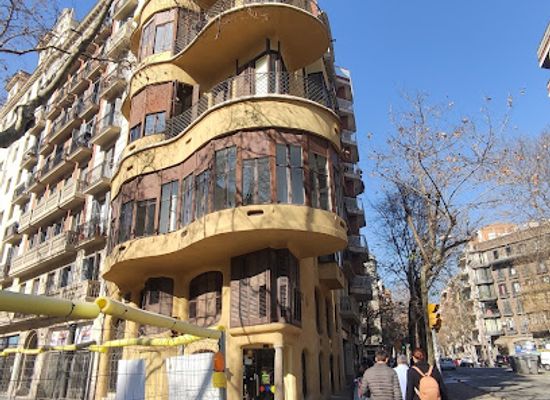 spain/barcelona/eixample/landmark/edifici-modernista-jujol