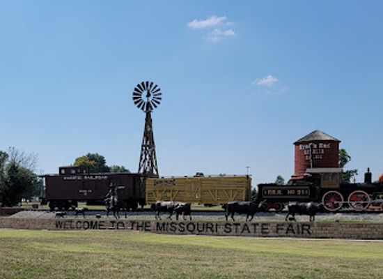missouri/sedalia/landmark/trails-end-monument