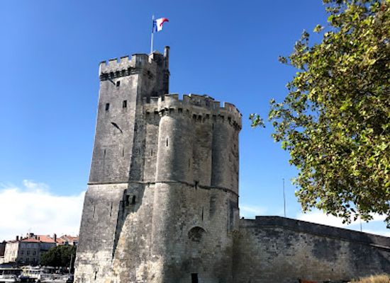 france/poitou-charentes/landmark/aux-tours-de-la-ville