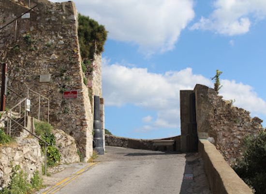 gibraltar/moorish-castle/landmark/charles-v-wall