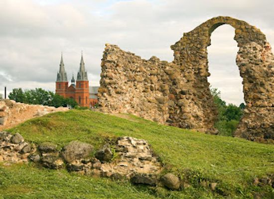 latvia/semigallia/landmark/rezekne-hillfort-with-the-livonian-order-castle-ruins