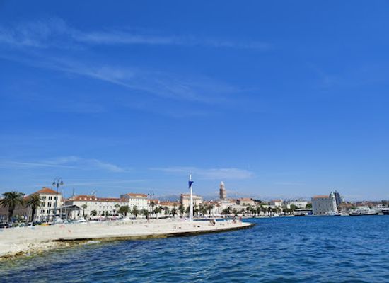 croatia/split/varos/landmark/pillars-of-perpetual-love
