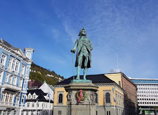norway/bergen/landmark/ludvig-holberg-statue
