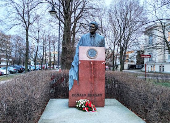 poland/warsaw/landmark/ronald-reagan-monument