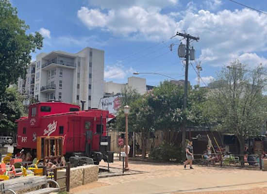 texas/dallas/landmark/the-katy-trail-train-statue