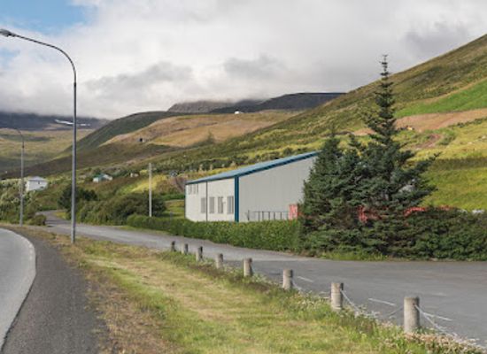 iceland/isafjordur/landmark/bjonustumiostoo-ahaldahus-isafjaroarbajar
