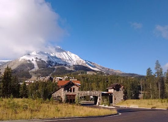 montana/big-sky/landmark/spirit-of-the-north-sled-dog