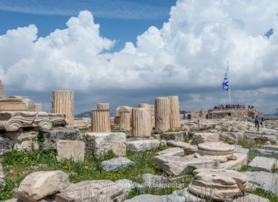 greece/athens/syntagma/landmark/greek-flag-of-athens-acropolis