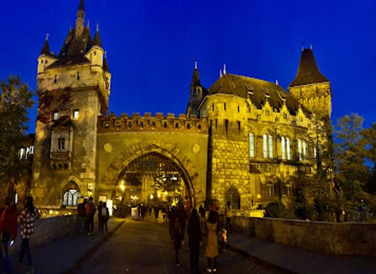 hungary/northern-great-plain/landmark/vajdahunyad-castle
