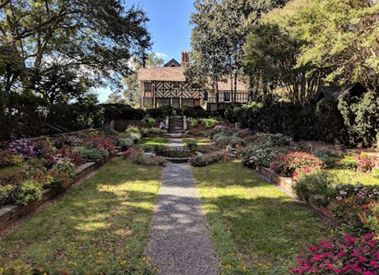 virginia/central-virginia/landmark/agecroft-hall-gardens