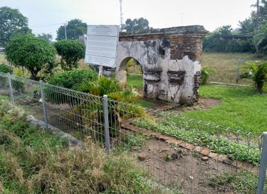 indonesia/banten/landmark/gedong-ijo-ruines-van-de-stadsmuur-poort-van-bantam