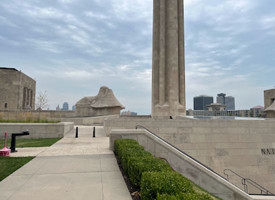 kansas/smoky-hills/landmark/liberty-memorial-tower