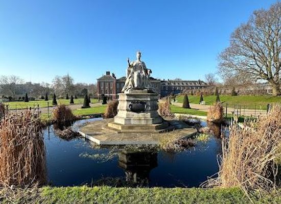 united-kingdom/greater-london/landmark/queen-victoria-statue