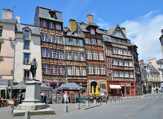 france/rennes/centre/landmark/place-du-champ-jacquet-leperdit-statue