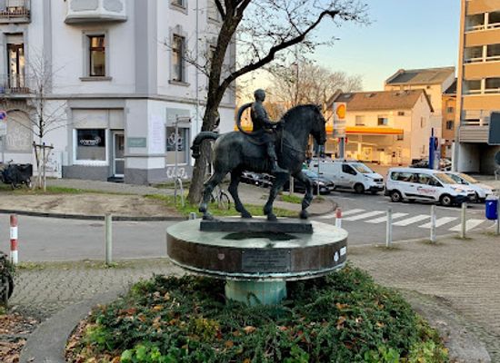 germany/frankfurt/sachsenhausen/landmark/carolusbrunnen