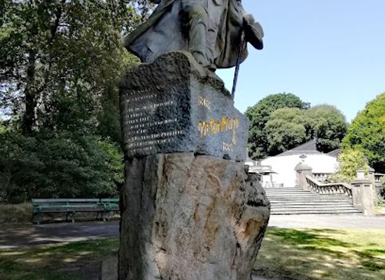 guernsey/st-martin/landmark/victor-hugo-statue