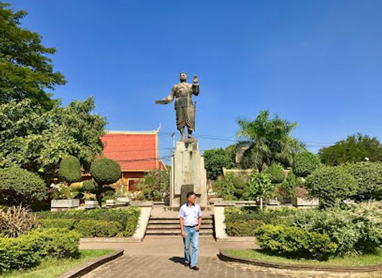 laos/vientiane/sisattanak/landmark/king-sisavangvong-statue