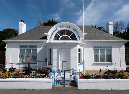 guernsey/st-sampson/landmark/st-sampson-douzaine